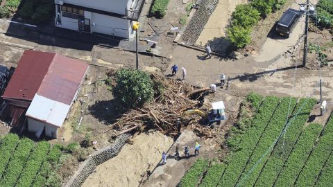 Bäume und Trümmer werden am 24. September 2022 vom Tropensturm Talas in Shimada, Präfektur Shizuoka, Japan, weggespült.