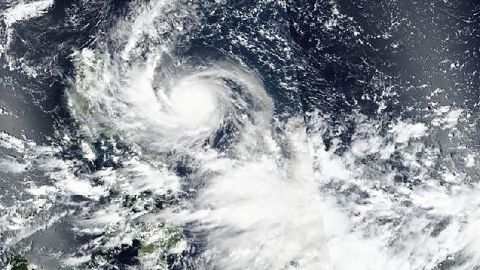 Un'immagine satellitare rilasciata dalla NASA sabato mostra il tifone Noru in avvicinamento alle Filippine.