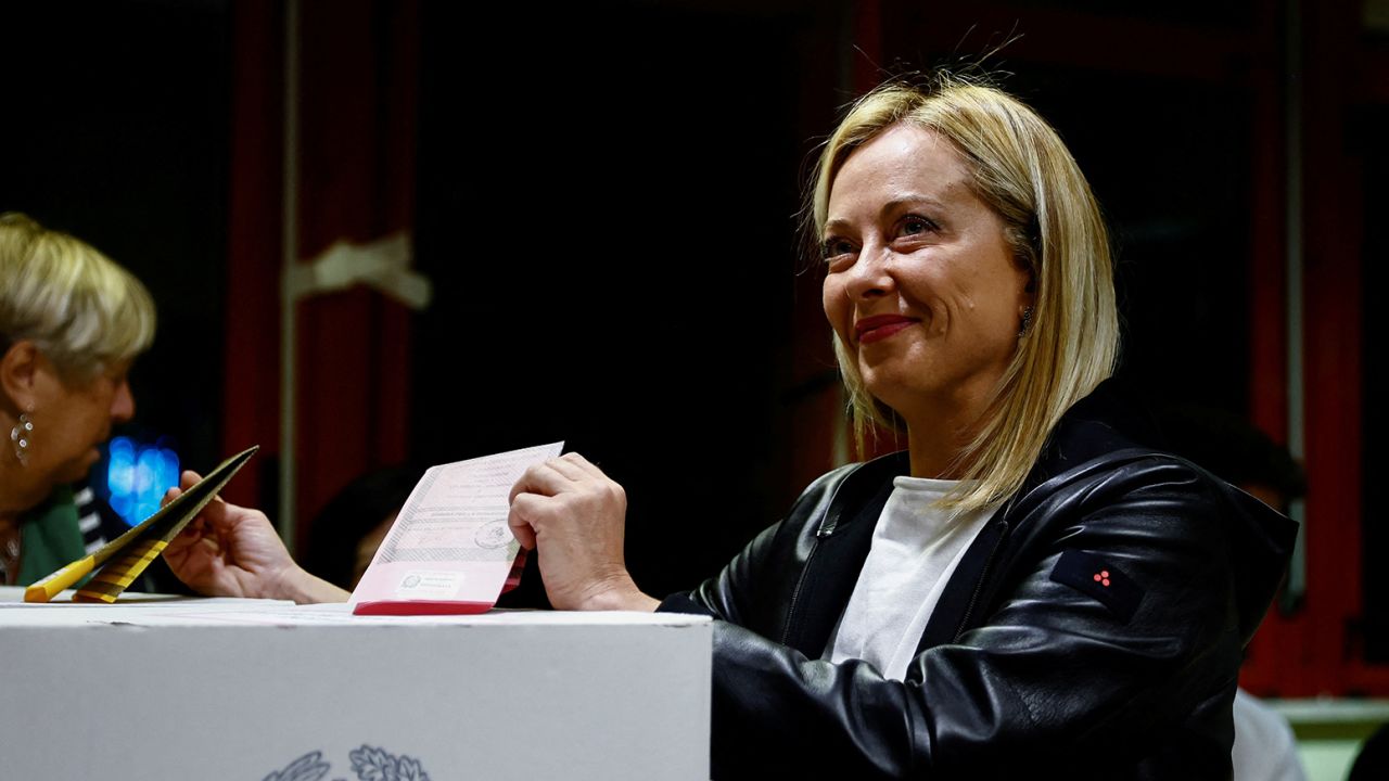 Leader of Brothers of Italy Giorgia Meloni votes at a polling station during the snap election in Rome, Italy September 25, 2022.  REUTERS/Yara Nardi