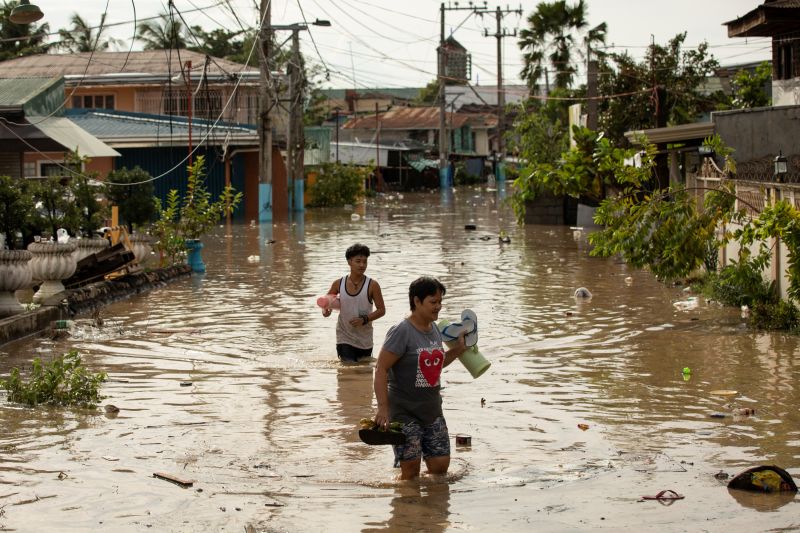 태풍 노루가 필리핀을 강타해 5명이 숨지고 마을이 황폐해졌습니다.