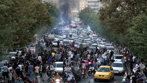 Des manifestants scandent des slogans lors d'une manifestation contre la mort de Mahsa Amini dans le centre-ville de Téhéran, Iran, le 21 septembre 2022.