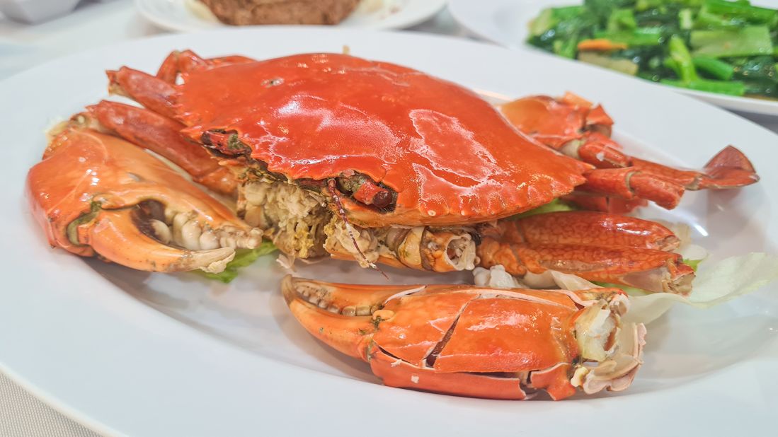 <strong>Chaozhou cold crab: </strong>Seaside Chaozhou is known for no-frills seafood dishes that maximize the flavors of the fresh ingredients. Among these is Chaozhou-style cold crab.