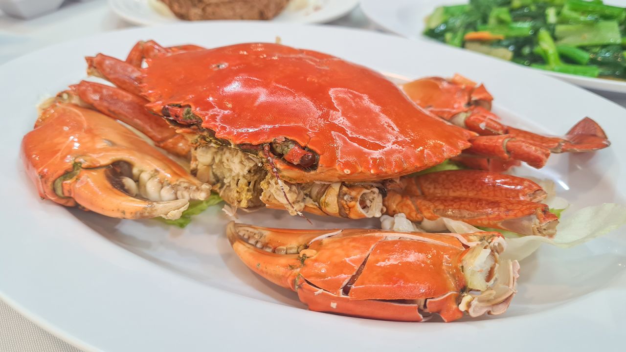 <strong>Chaozhou cold crab: </strong>Seaside Chaozhou is known for no-frills seafood dishes that maximize the flavors of the fresh ingredients. Among these is Chaozhou-style cold crab. 