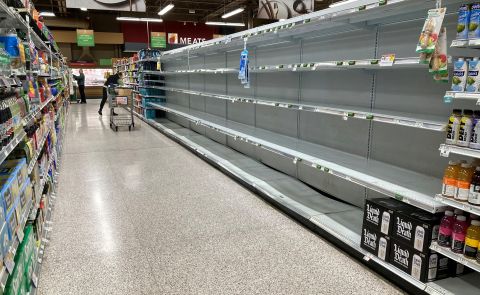 Gli scaffali sono vuoti nella corsia d'acqua di un supermercato a Kissimmee, in Florida, lunedì.