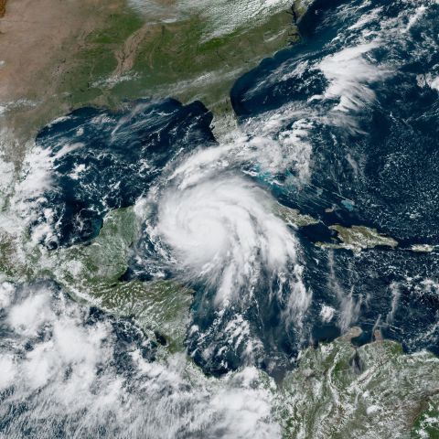 Questa immagine satellitare, scattata lunedì alle 13:00 ET, mostra l'uragano Ian vicino a Cuba, a destra.