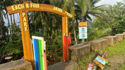 اجتاح إعصار نورو شاطئ سوغود ومنتزه الطعام في جزيرة بوليلو ، مقاطعة كويزون ، الفلبين.