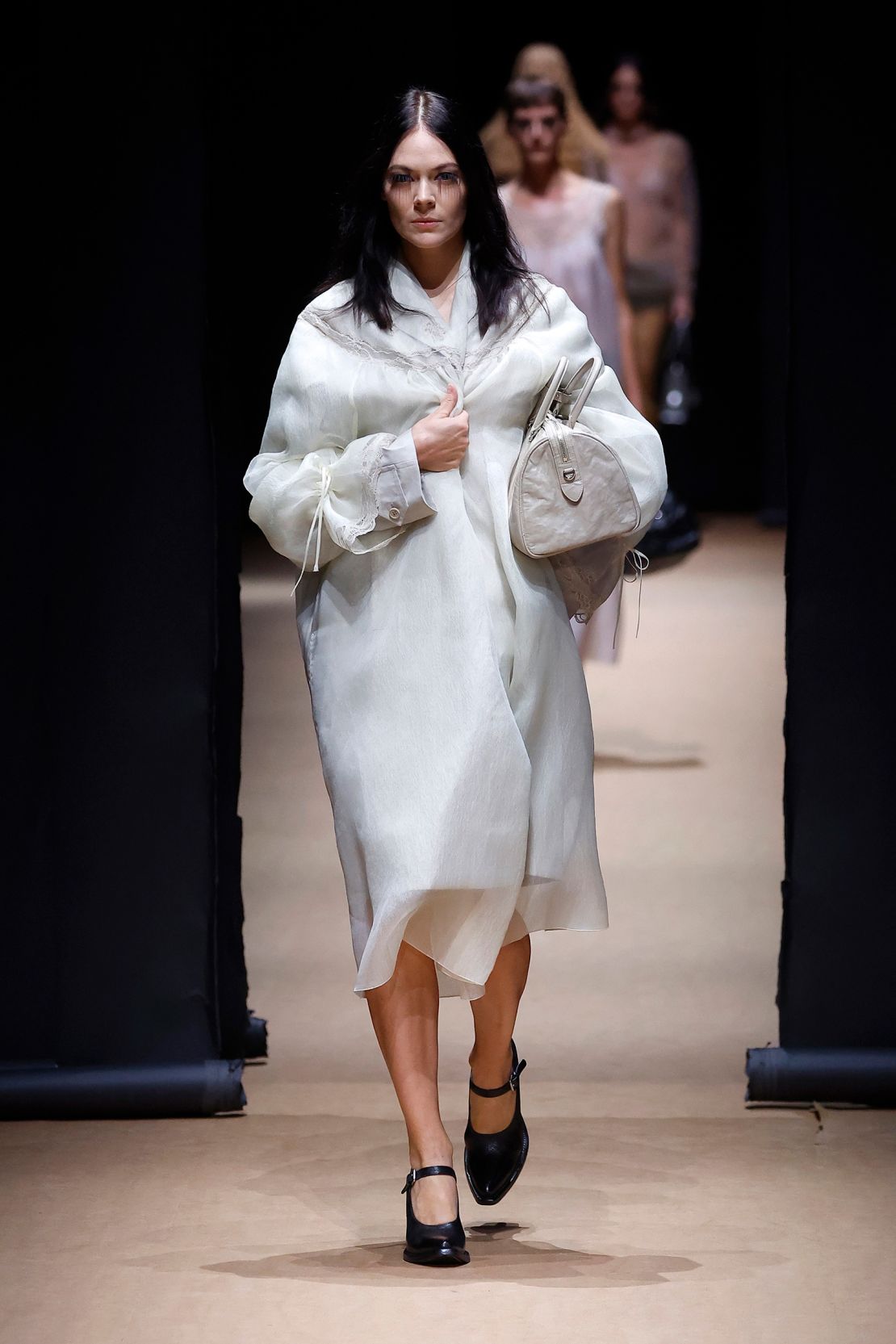 Looks fashioned out of paper-like fabric added an ethereal element to the collection.