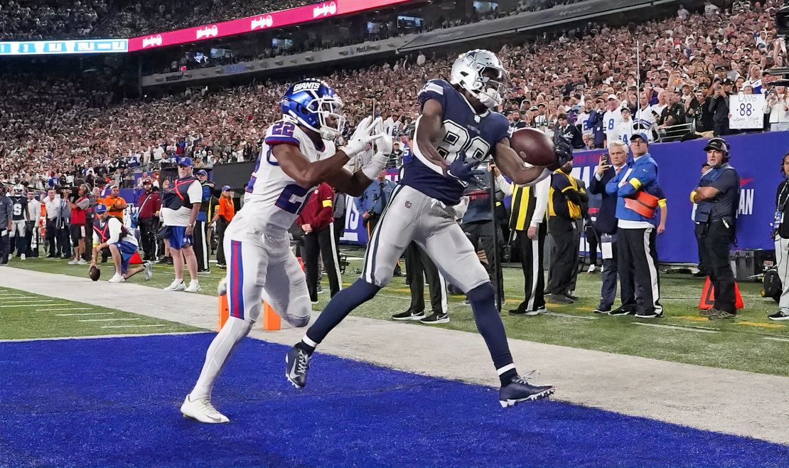 Lamb makes a touchdown catch over New York Giants cornerback Adoree' Jackson. 