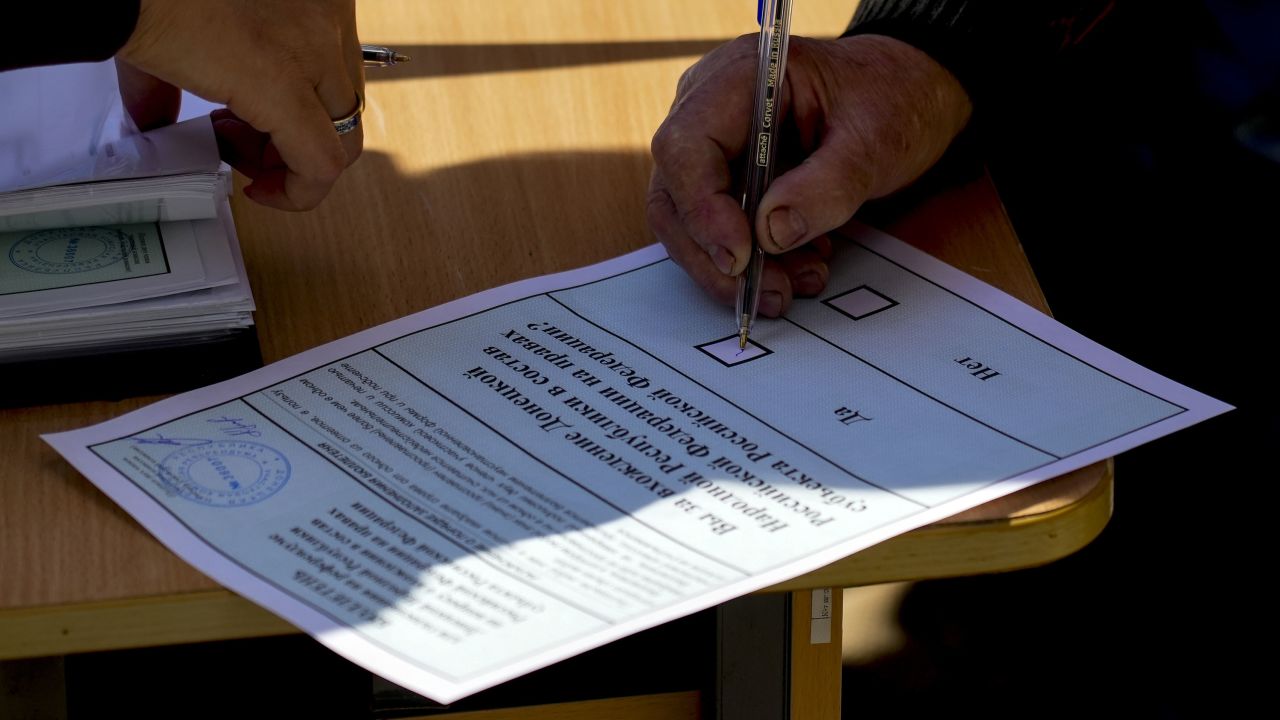 DONETSK OBLAST, UKRAINE - SEPTEMBER 25: People cast their votes in controversial referendums in Donetsk Oblast, Ukraine on September 25, 2022. Voting will run from Friday to Tuesday in Luhansk, Donetsk, Kherson and Zaporizhzhia, with people asked to decide if they want these regions to become part of Russia. (Photo by Stringer/Anadolu Agency via Getty Images)