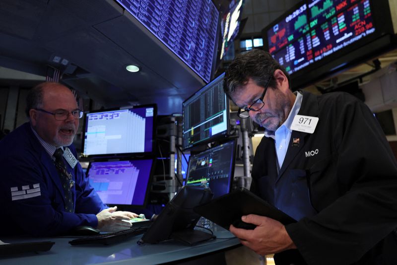 Stocks finish mixed, but Dow and S&P hit lowest levels since November 2020 | CNN Business