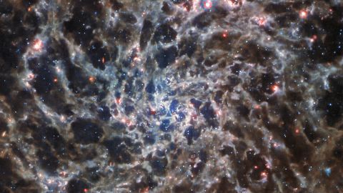 El Telescopio Webb ha detectado la galaxia espiral IC 5332, ubicada a 29 millones de años luz de distancia.