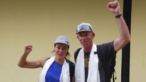 Hilary Nelson und ihr Partner James Morrison heben die Fäuste, nachdem sie im Oktober 2018 in Kathmandu erfolgreich vom Gipfel des Mount Lodz, dem vierthöchsten Gipfel der Welt, mit Skiern gefahren sind.