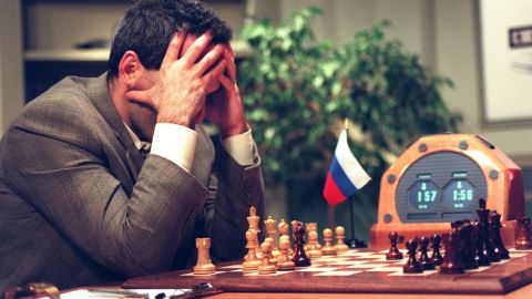 Kasparov blickt auf das Schachbrett, bevor er im frühen Teil der fünften Partie gegen den IBM-Computer „Deep Blue“ seinen nächsten Zug macht.