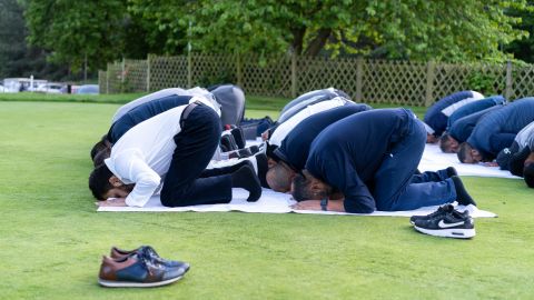 Das Spiel wird unterbrochen, damit Golfer während einer MGA-Veranstaltung im Mai in Carden Park, Cheshire, beten können.