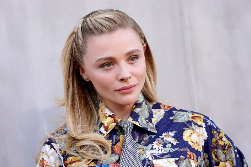 Chloë Grace Moretz says viral meme made her ‘super self-conscious’ about her body | CNN