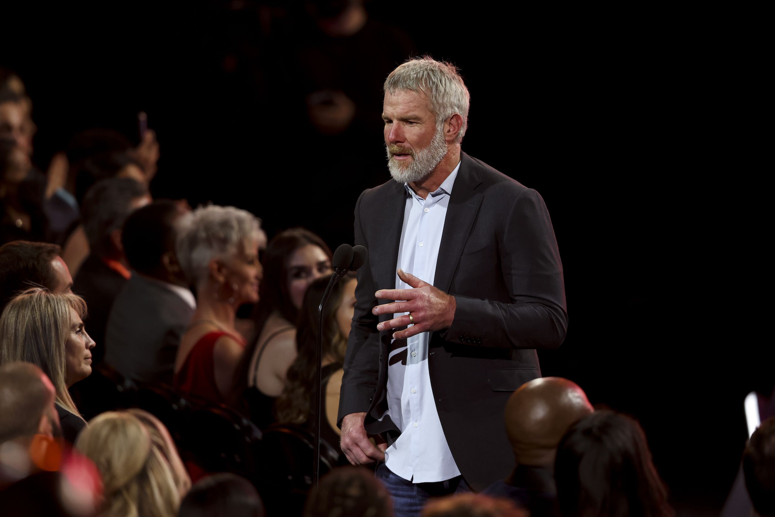 Sports world reacts to upcoming Brett Favre appearance