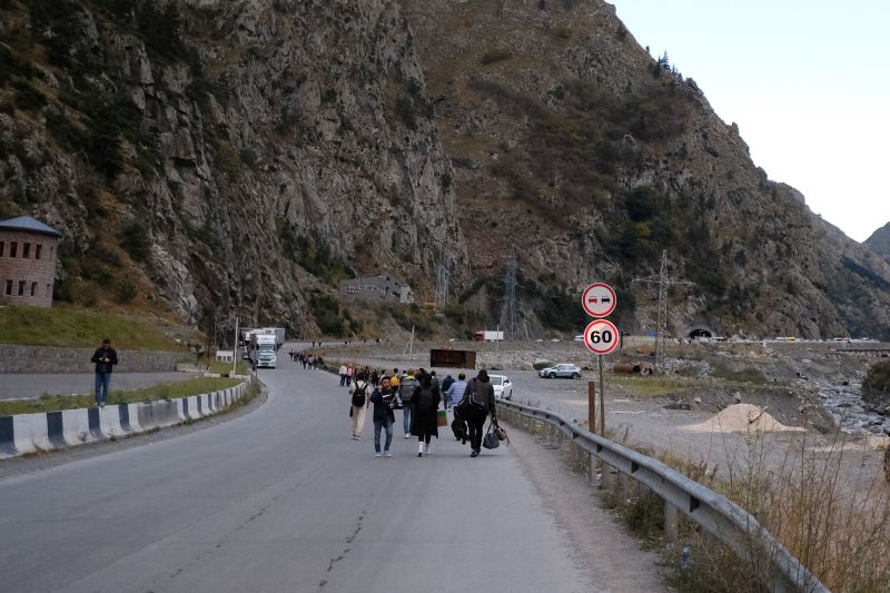 Krievi steidzas uz robežu, baidoties no caurvēja