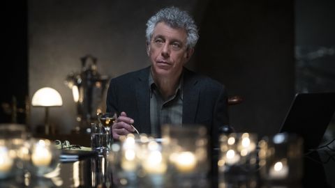 Eric Bogosian memainkan versi lama, jurnalis terbaru Daniel Molloy.