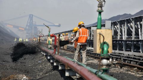 Travailleurs dans un port charbonnier de Mundra, dans l'État indien du Gujarat, le 24 septembre 2012. 