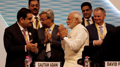 Le Premier ministre Narendra Modi avec Gautam Adani au Mahatma Mandir Exhibition cum convention center en janvier 2019 à Gandhinagar, en Inde. 