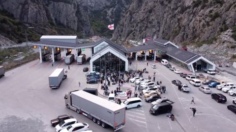 Тысячи россиян бежали в соседнюю Грузию после того, как в сентябре президент Владимир Путин объявил о частичной демобилизации.