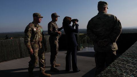 Le vice-président américain Kamala Harris visite la zone démilitarisée séparant les deux Corées à Panmunjom, en Corée du Sud, le 29 septembre.