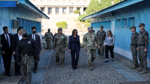 Kamala Harris amerikai alelnök a két Koreát elválasztó demilitarizált zóna demarkációs vonala felé sétál a dél-koreai Panmunjomban szeptember 29-én.