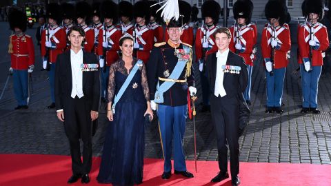 Joachim herceg, fiai Nikolai és Félix, valamint Marie hercegnő a királynő trónra lépésének 50. évfordulója alkalmából rendezett ünnepségek alkalmával Koppenhágában szeptember 10-én.  