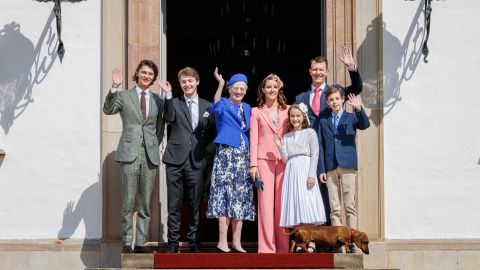 Margrethe királynő, Joachim herceg, Marie hercegnő, Nikolai herceg, Félix herceg, Henrik herceg és Athéné hercegnő Izabella hercegnő konfirmációja alkalmával 2022. április 30-án.