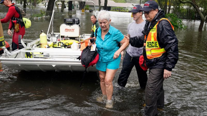 Ian foi rebaixado para uma tempestade pós-tropical depois de atingir a Carolina do Sul e matar pelo menos 42 pessoas na Flórida.