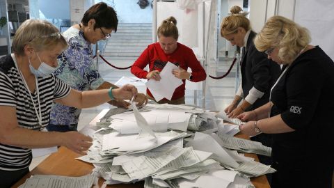 A helyi választási bizottság tagjai a krími Szevasztopolban, szeptember 27-én Ukrajna megszállt régióinak Oroszországhoz való csatlakozásáról tartott népszavazást követően számolják meg a szavazatokat.