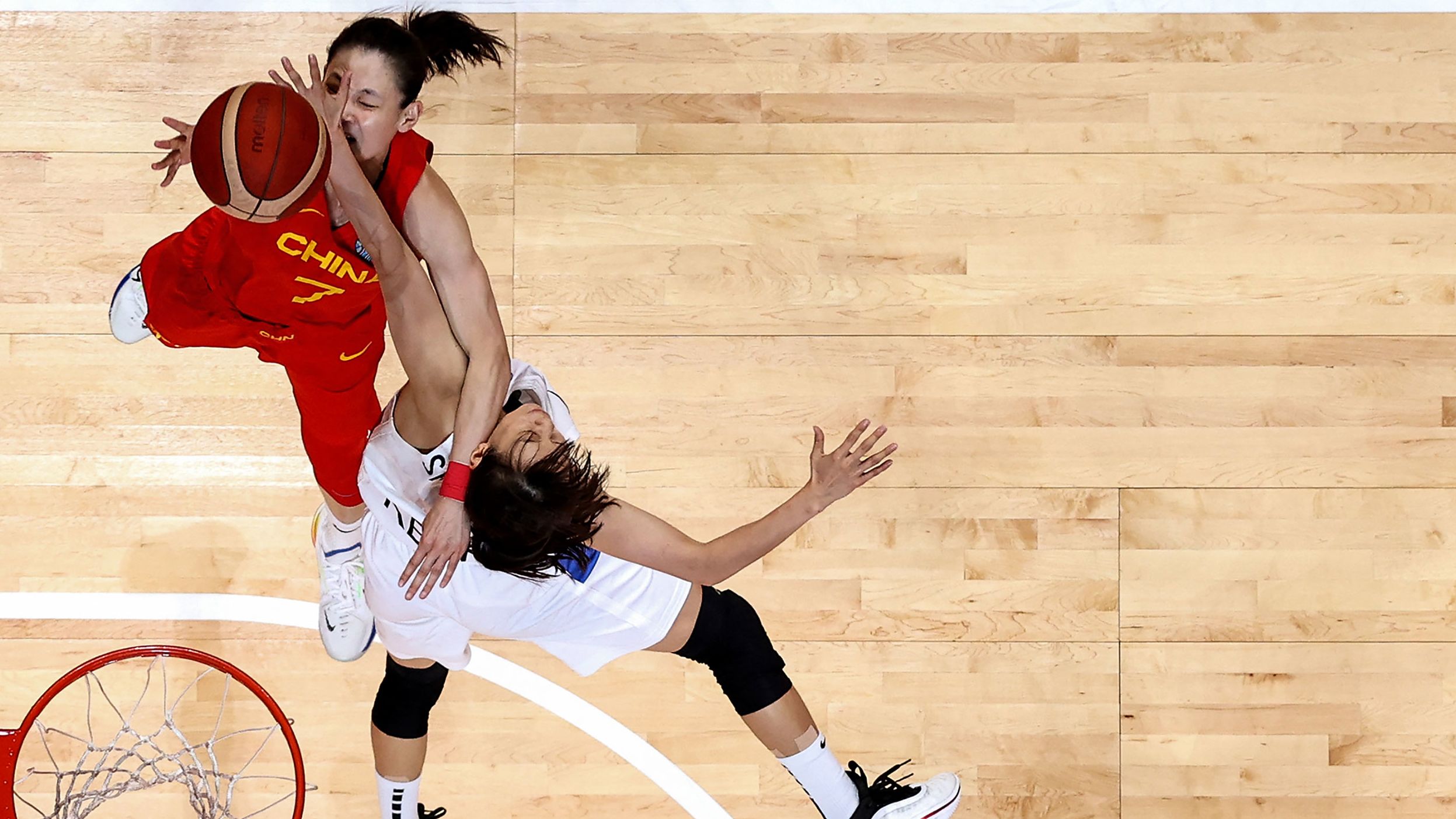 China's Yang Liwei shoots over a South Korean player during a World Cup basketball game in Sydney on Thursday, September 22.