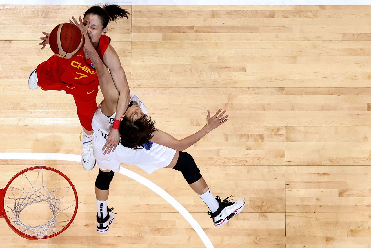China's Yang Liwei shoots over a South Korean player during a World Cup basketball game in Sydney on Thursday, September 22.