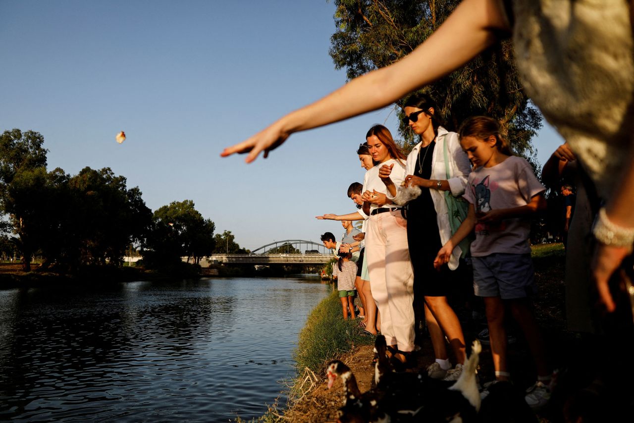 Jewish people perform a Tashlich ceremony, symbolically casting away their sins, while observing the Rosh Hashanah holiday in Tel Aviv, Israel, on Monday, September 26. <a href="http://www.cnn.com/2022/09/22/world/gallery/photos-this-week-september-15-september-22/index.html" target="_blank">See last week in 38 photos.</a>