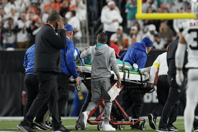 Tua Tagovailoa: Miami Dolphins quarterback betreedt het veld op een brancard tijdens wedstrijd tegen Bengals