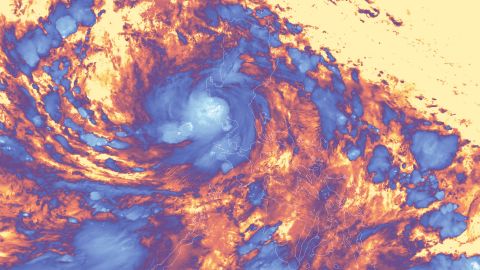 Typhoon Noru, 25 Eylül akşamı bir Kategori 4 fırtınasının eşdeğeri olarak Filipinler'e iniş yaptı.