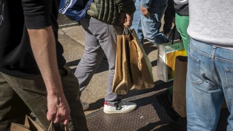 Forbruksutgifter utgjør omtrent to tredjedeler av USAs bruttonasjonalprodukt. Den vekstmotoren begynner å sprute.