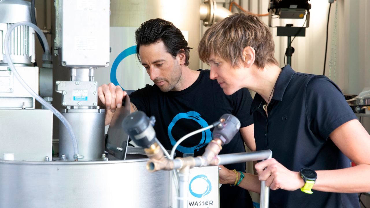 Katrin Schuhen (right) and a colleague looking into a Wasser tank.  