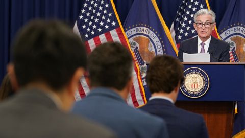Federal Reserve, ledet av styreleder Jerome Powell, øker aggressivt rentene for å bekjempe inflasjonen - selv om det risikerer å utløse en resesjon.