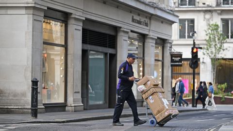 FedEx, med sitt globale fotavtrykk, er en økonomisk klokke. Dens reviderte utsikter har fornyet frykt for lavkonjunktur på Wall Street.