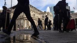 City workers pass the Bank of England (BOE) during lunchtime in the City of London, UK, on Thursday, Sept. 29, 2022. The pound snapped a two-day gain and UK government bonds dropped as Prime Minister Liz Truss defended her package of sweeping tax cuts, stoking investor concerns over the countrys fiscal credibility. 