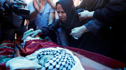 Les gens pleurent lors des funérailles de Rayyan Suleiman, sept ans.