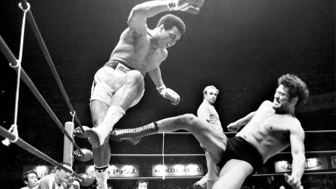 Boxer Muhammad Ali (L) fights with wrestler Antonio Inoki.