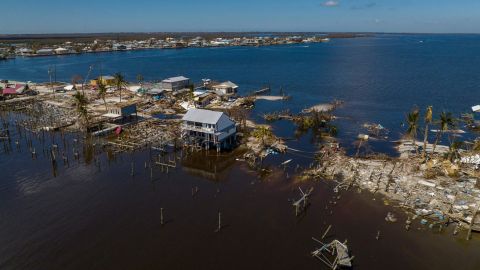 Une photo aérienne prise le 1er octobre 2022 montre une section brisée de la Pine Island Road et des maisons détruites à la suite de l'ouragan Ian dans le comté de Lee, en Floride.
