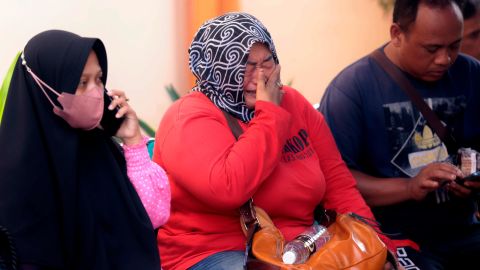 周日，一名受害者的亲属在东爪哇省玛琅的赛义夫安瓦尔医院等待消息时哭了起来。