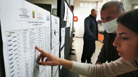 La gente emitió sus votos en Sarajevo el domingo por la mañana.