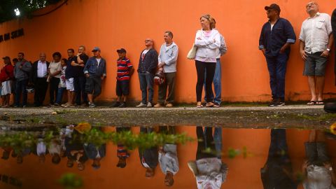 Les gens font la queue pour voter devant la favela de Rocinha à Rio de Janeiro.