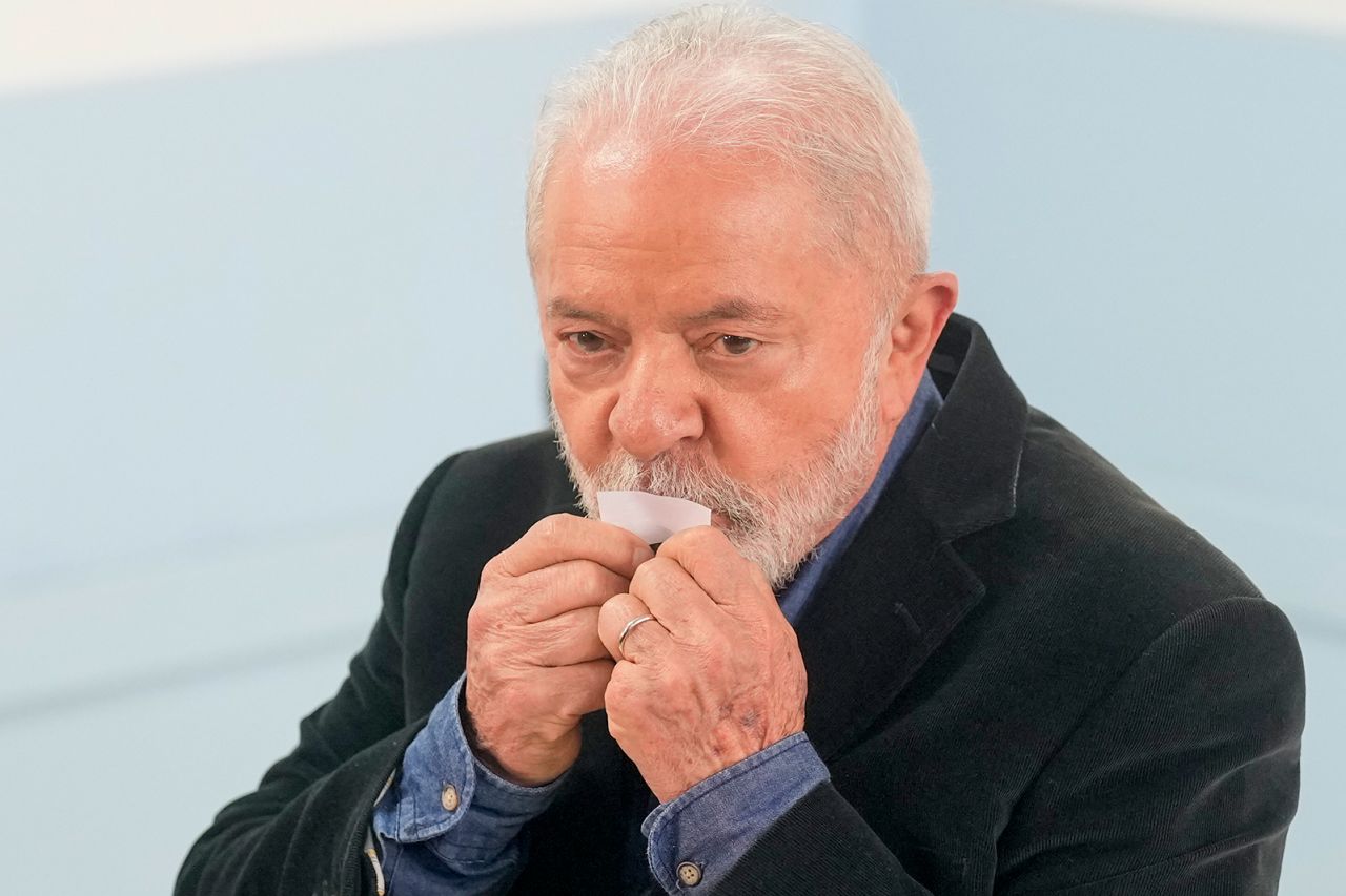 Lula kisses his ticket after voting in general elections in São Paulo on October 2.