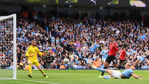 Haaland glisse pour marquer son deuxième but contre Manchester United. 
