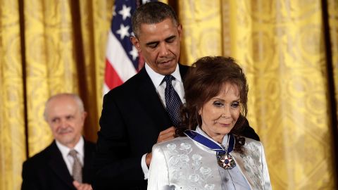 Puis le président Barack Obama décerne la Médaille présidentielle de la liberté à Loretta Lynn en 2013.